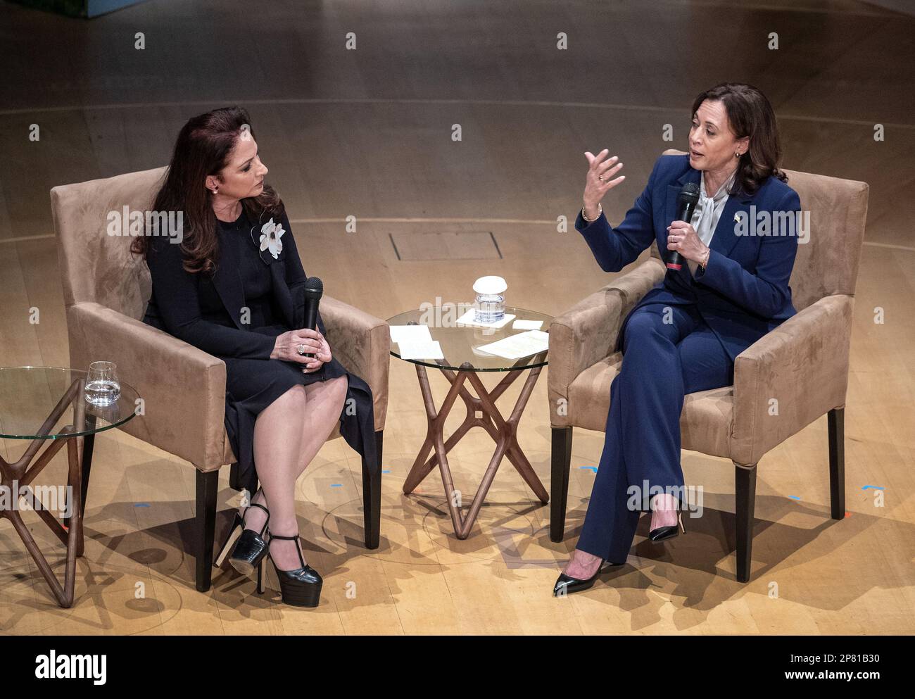 Miami Beach, Stati Uniti. 08th Mar, 2023. Il vicepresidente Kamala Harris (R) parla accanto alla cantautrice Gloria Estefan, in una conversazione moderata incentrata sugli investimenti dell'amministrazione Biden-Harris per combattere la crisi climatica e gli sforzi in corso per costruire una nuova economia energetica pulita che funzioni per tutti, al New World Symphony Auditorium di Miami Beach, Florida su Mercoledì, Marzo 8, 2023. Foto di Cristobal Herrera-Ulashkevich/UPI Credit: UPI/Alamy Live News Foto Stock