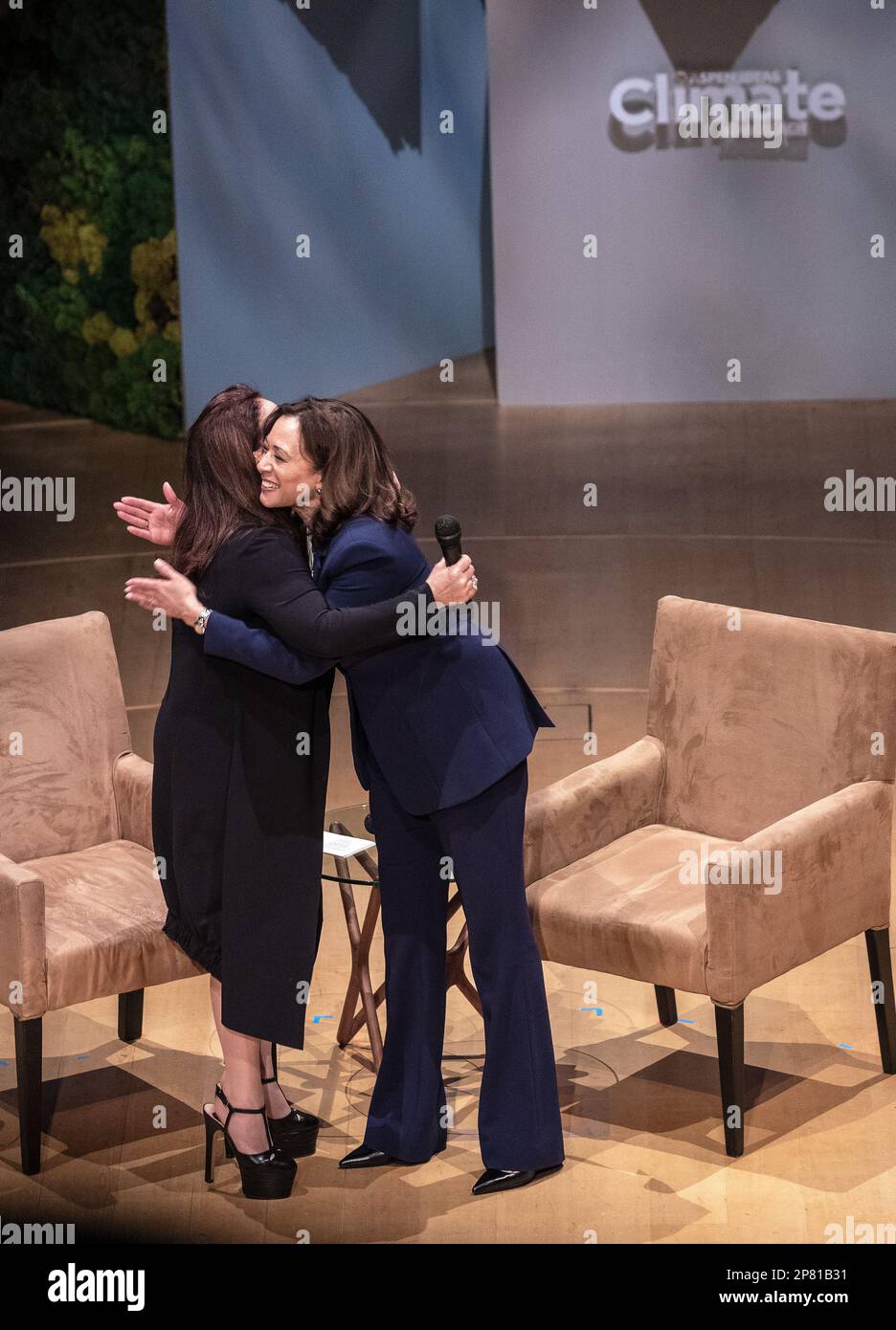 Miami Beach, Stati Uniti. 08th Mar, 2023. Il vicepresidente Kamala Harris (R) abbraccia la cantautrice Gloria Estefan prima di una conversazione moderata incentrata sugli investimenti dell'amministrazione Biden-Harris per combattere la crisi climatica e gli sforzi in corso per costruire una nuova economia energetica pulita che funzioni per tutti al New World Symphony Auditorium di Miami Beach, Florida, mercoledì, Marzo 8, 2023. Foto di Cristobal Herrera-Ulashkevich/UPI Credit: UPI/Alamy Live News Foto Stock