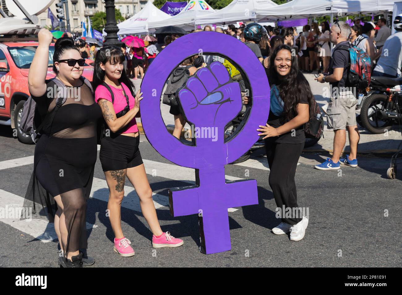 Buenos Aires, Argentina, 8th marzo 2023. Nella Giornata internazionale della donna del 8M si sono svolte marce, soste lavorative, mobilitazioni e riunioni per rendere visibili le richieste più urgenti delle donne. (Credit: Esteban Osorio/Alamy Live News) Foto Stock