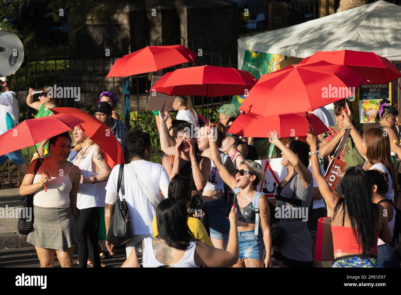 Buenos Aires, Argentina, 8th marzo 2023. Nella Giornata internazionale della donna del 8M si sono svolte marce, soste lavorative, mobilitazioni e riunioni per rendere visibili le richieste più urgenti delle donne. (Credit: Esteban Osorio/Alamy Live News) Foto Stock