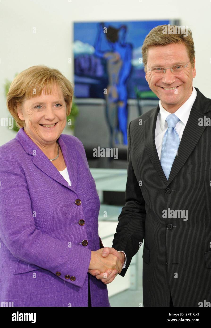 Angela Merkel, German Chancellor and leader of the conservative Christian Democratic Union party (CDU), left, and Guido Westerwelle, leader of the pro-business Free Democrats (FDP) meet at the Chancellery in Berlin, Monday, Sept. 28, 2009. Merkel's conservatives vowed on Monday to seal a coalition deal with the Free Democrats (FDP) within a month after winning Germany's election. (AP Photo/Wolfgang Rattay,Pool) Foto Stock