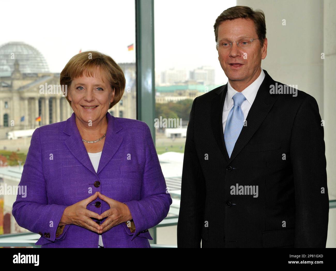 Angela Merkel, German Chancellor and leader of the conservative Christian Democratic Union party (CDU), left, and Guido Westerwelle, leader of the pro-business Free Democrats (FDP) meet at the Chancellery in Berlin Monday Sept. 28, 2009. Merkel's conservatives vowed on Monday to seal a coalition deal with the Free Democrats (FDP) within a month after winning Germany's election (Bundestagswahl). (AP Photo/Wolfgang Rattay,Pool) Foto Stock