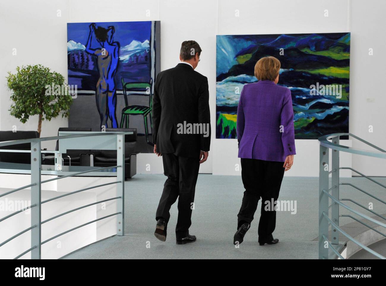 Angela Merkel, German Chancellor and leader of the conservative Christian Democratic Union party (CDU),right, and Guido Westerwelle, leader of the pro-business Free Democrats (FDP) meet at the Chancellery in Berlin Monday Sept. 28, 2009. Merkel's conservatives vowed on Monday to seal a coalition deal with the Free Democrats (FDP) within a month after winning Germany's election (Bundestagswahl). (AP Photo/Wolfgang Rattay,Pool) Foto Stock