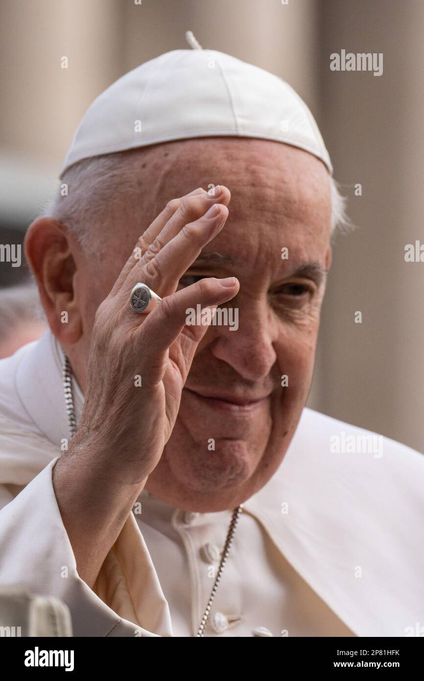 Vaticano, Vaticano. 08th Mar, 2023. Papa Francesco arriva a San Piazza Pietro per la sua tradizionale udienza Generale del Mercoledì. Credit: SOPA Images Limited/Alamy Live News Foto Stock