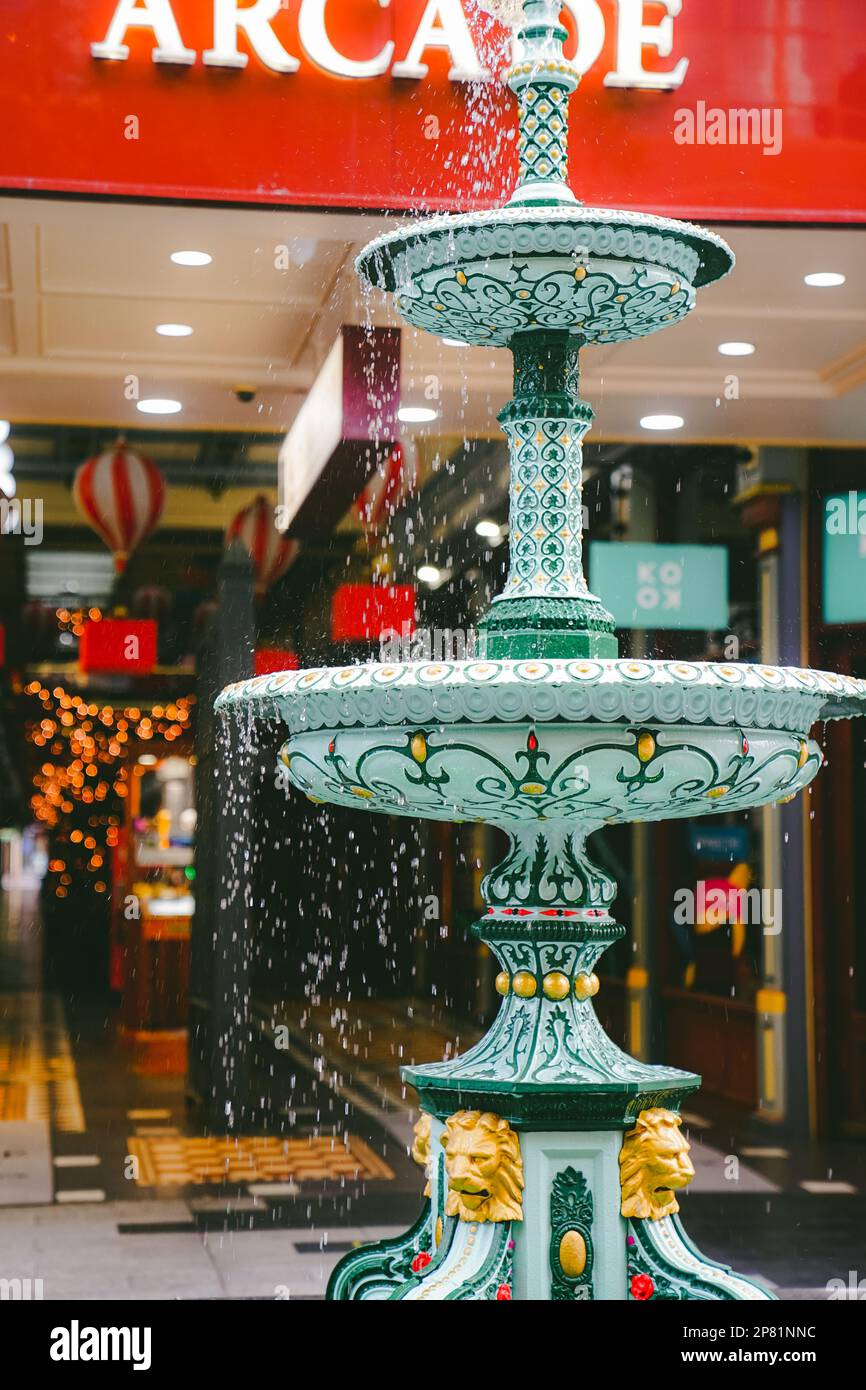 La fontana di fronte al centro giochi. Foto Stock