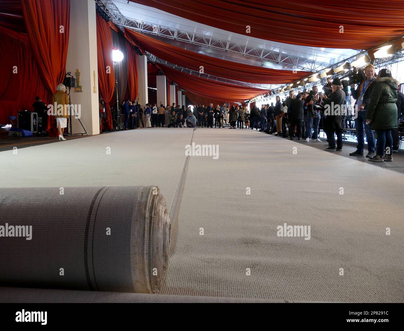 Los Angeles, Stati Uniti. 08th Mar, 2023. Il "Red Carpet", che quest'anno è champagne, si trova su Hollywood Boulevard di fronte al Dolby Theatre per i 95th Academy Awards. Credit: Barbara Munker/dpa/Alamy Live News Foto Stock