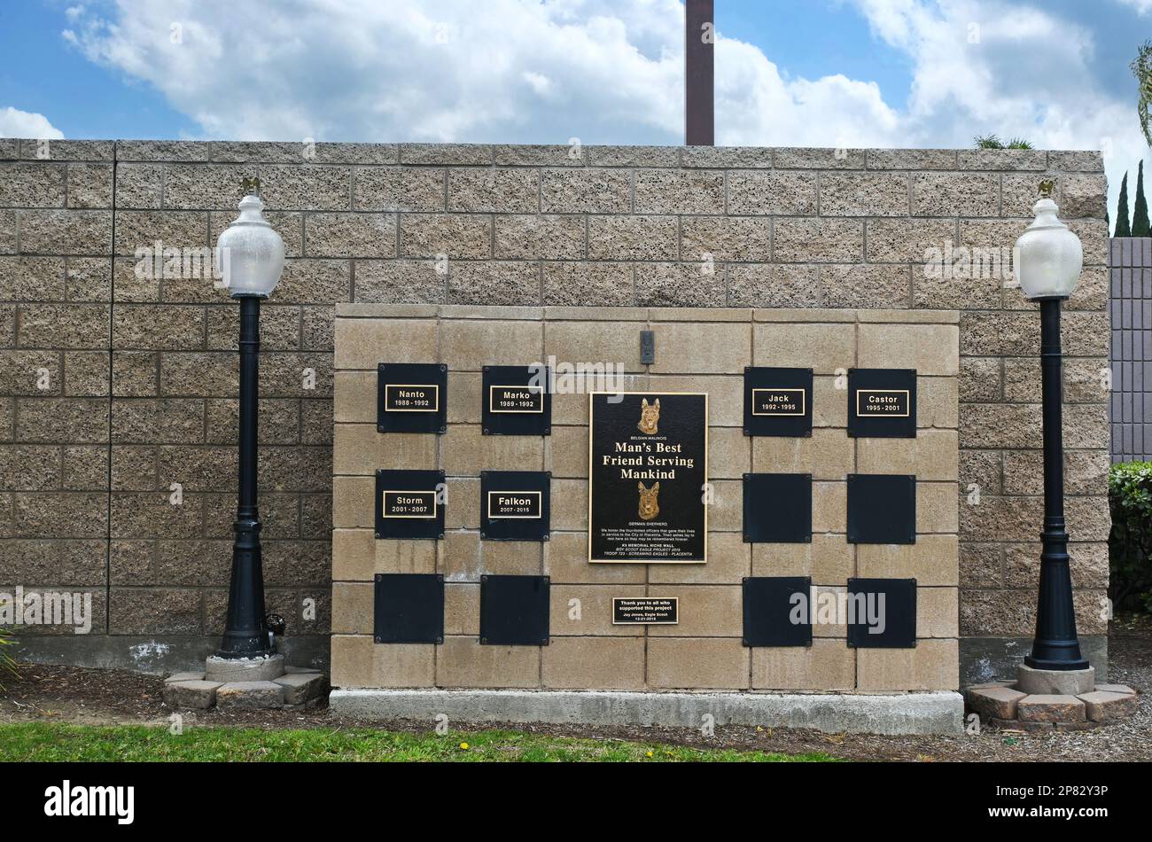 PLACENTIA, CALIFORNIA - 8 MAR 2023: Monumento commemorativo degli ufficiali caduti nel K9 al centro amministrativo di Placentia. Foto Stock