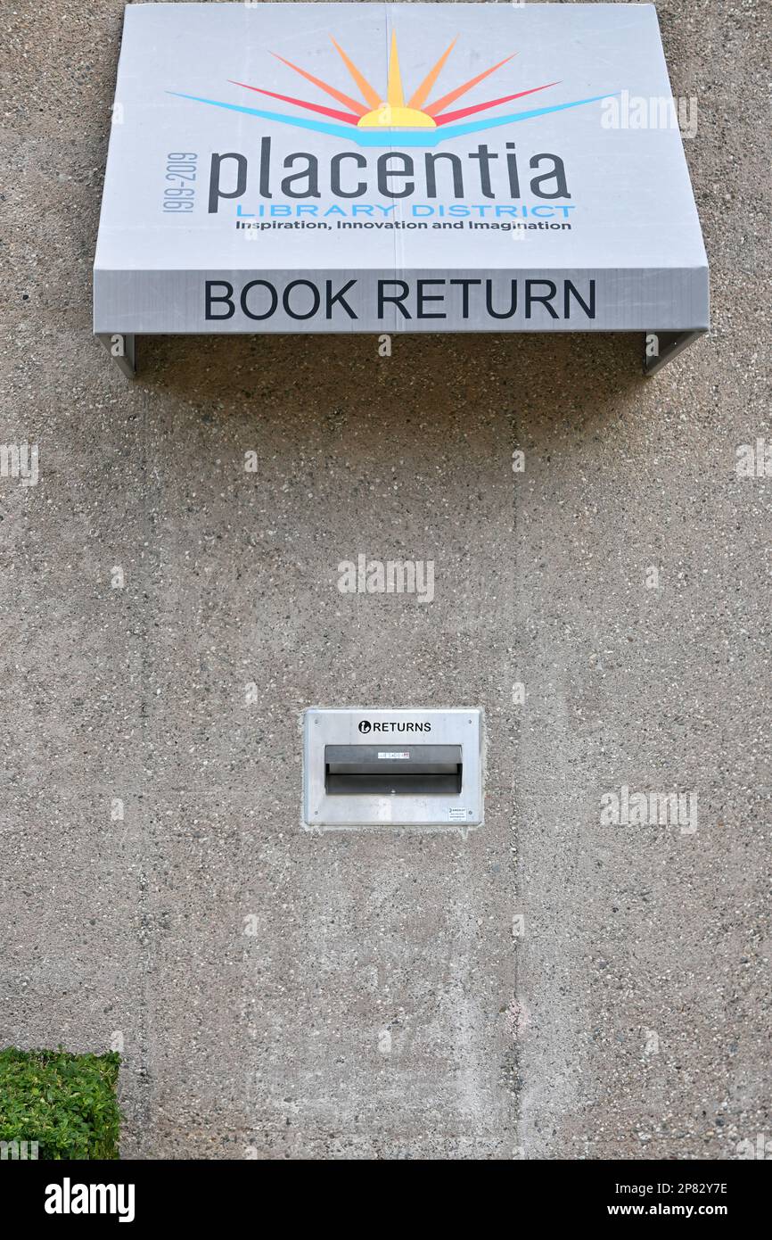 PLACENTIA, CALIFORNIA - 8 MAR 2023: Ritorno del libro della Biblioteca di Placentia nel Centro Civico. Foto Stock