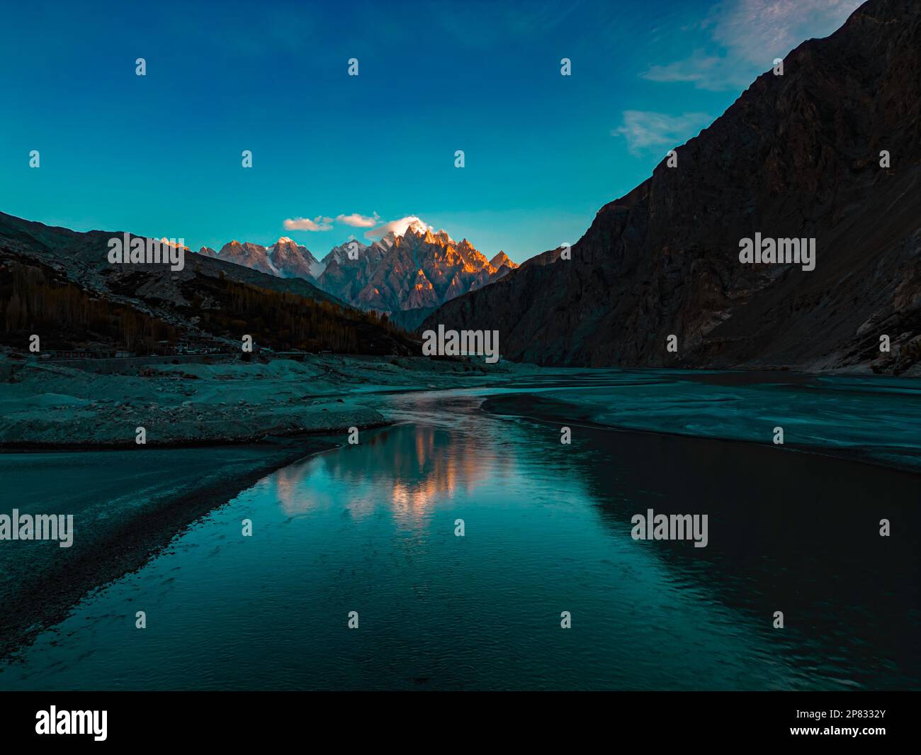 Una vista della valle di Gulmit Gojal con famoso punto di riferimento come coni di passu o la cattedrale di passu di mattina presto, Gojal Hunza nord del Pakistan preso @GU Foto Stock