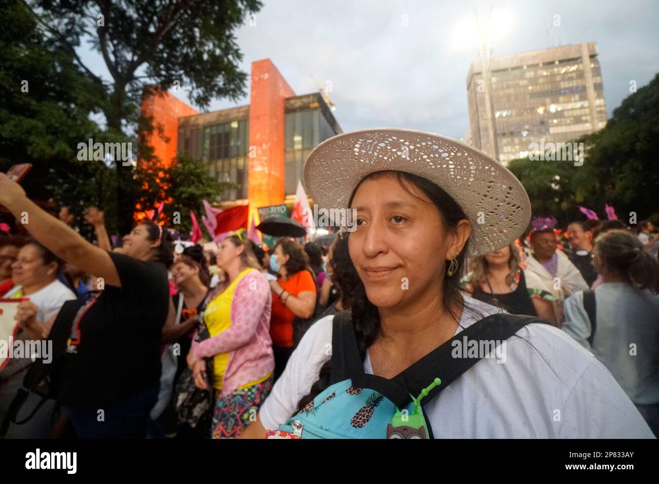 São Paulo SP Brasile Marzo 08 2023 le donne marcia sui diritti sulla Giornata Internazionale della Donna. Credit: CRIS FAGA/Alamy Live News Foto Stock