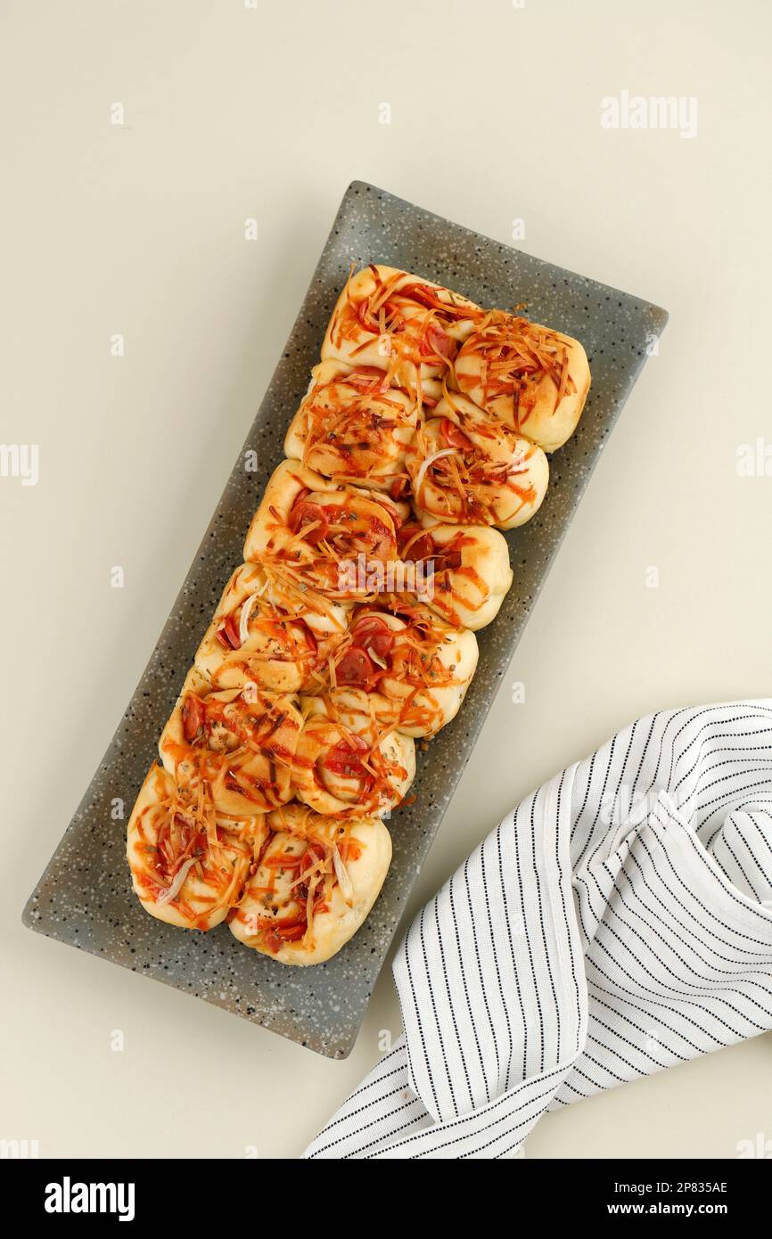 Vista dall'alto Mini pane al pane con pizza con salsiccia, formaggio e salsa di peperoncino Foto Stock