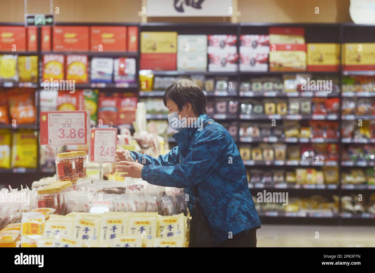 HANGZHOU, CINA - 9 MARZO 2023 - la gente compra i prodotti ad un supermercato in Hangzhou, provincia di Zhejiang della Cina orientale, 9 marzo 2023. Il pr dei consumatori della Cina Foto Stock