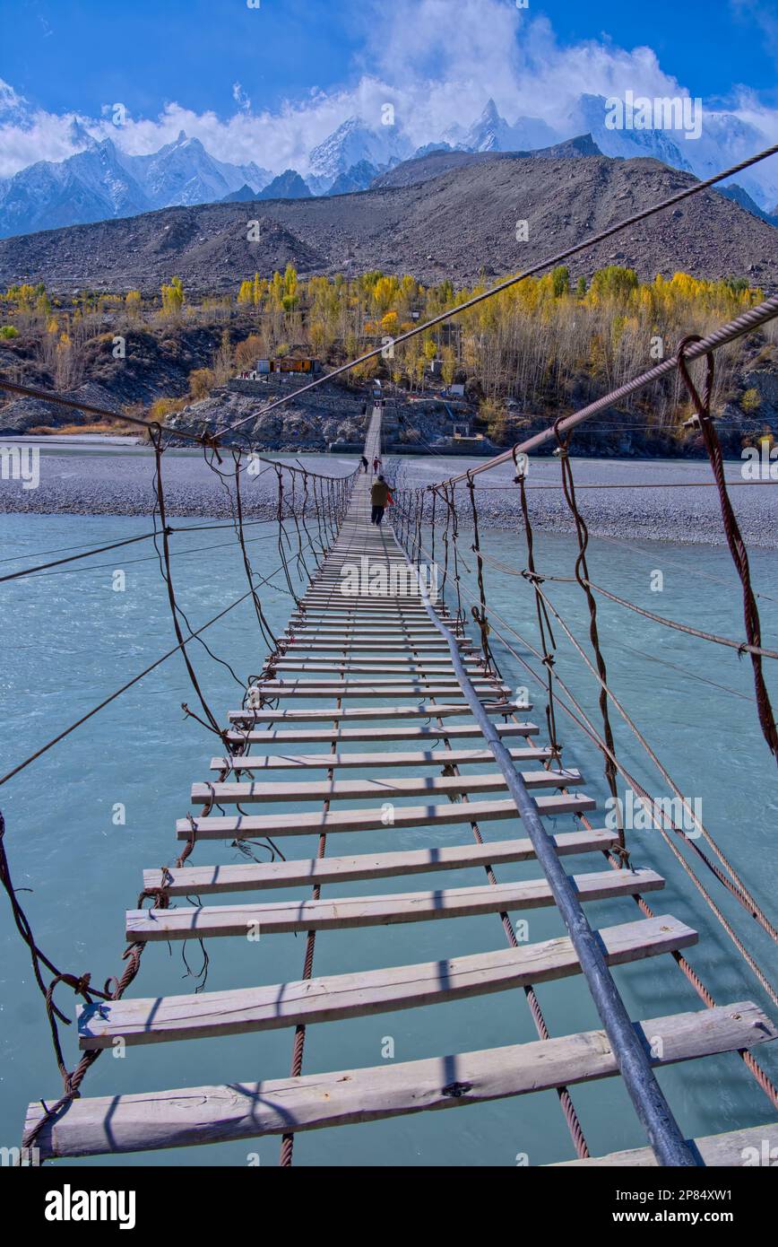 Il ponte Hussaini fu costruito sotto l'epoca del dominio britannico nel villaggio di Shishkat a Gojal. Tuttavia, durante la costruzione dell'autostrada Karakoram, questa sposa Foto Stock