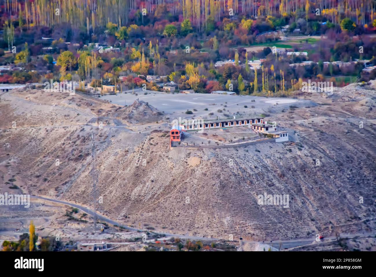 È stato aperto lo stadio naturale di cricket ad altura più alta del mondo, costruito nella scenografica regione pakistana di Gilgit-Baltistan. Il Pissan Cricket Stadium è situato Foto Stock