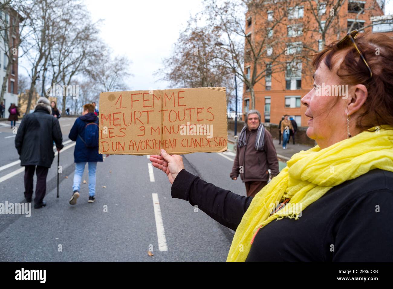 Tolosa, Francia. 08th Mar, 2022. Una donna tiene un cartello, 1 donna muore ogni 9 minuti a seguito di un aborto illegale. Manifestazione per la Giornata internazionale dei diritti della donna. Francia, Tolosa il 8 marzo 2023. Foto di Patricia Huchot-Boissier/ABACAPRESS.COM Credit: Abaca Press/Alamy Live News Foto Stock