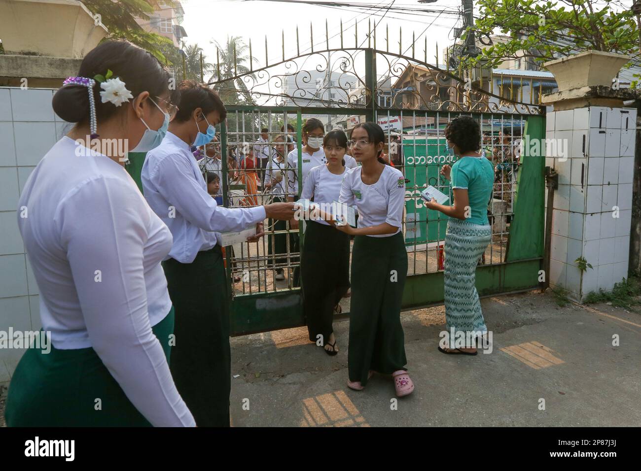 Yangon, Myanmar. 8th Mar, 2023. Gli studenti entrano in una scuola superiore per l'esame di maturità per l'anno accademico 2022-23 a Yangon, Myanmar, 8 marzo 2023. Un totale di 161.851 studenti si sono seduti mercoledì per l'esame di maturità, secondo il Ministero dell'Educazione del Paese. Credit: MYO Kyaw Soe/ Xinhua/Alamy Live News Foto Stock