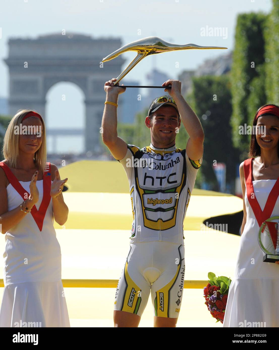 Mark Cavendish of Britain reacts on the podium after winning the 21st stage of the Tour de France cycling race over 164 kilometers (101.9 miles) with start in Montereau-Fault-Yonne and finish in Paris, France, Sunday July 26, 2009. (AP Photo/Bernard Papon, Pool) Foto Stock