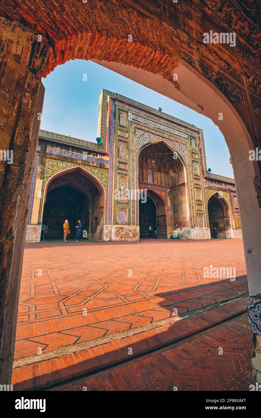 Il cortile contiene una cripta sotterranea contenente la tomba del 14th ° secolo del sufi saint sed Muhammad Ishaq Gazruni, noto come Miran Badshah Tak Foto Stock