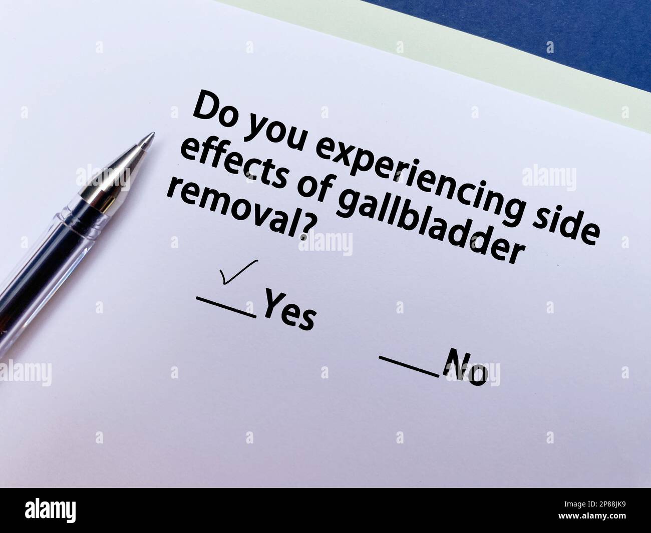 Una persona sta rispondendo alla domanda sugli effetti collaterali. Sta avvertendo gli effetti secondari della rimozione della cistifellea. Foto Stock