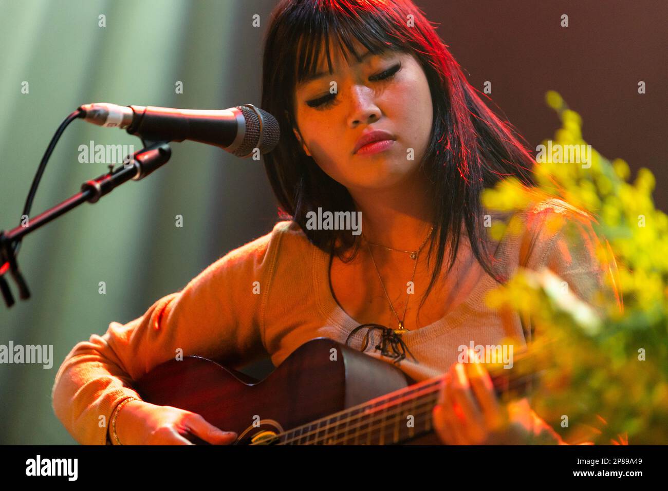 Milano, Italia. 08th Mar, 2023. Beabadoobee - vero nome Beatrice Kristi Ilejay Laus - in concerto presso i magazzini generali di Milano, il 08 2023 marzo (Photo by Mairo Cinquetti/NurPhoto) Credit: NurPhoto SRL/Alamy Live News Foto Stock