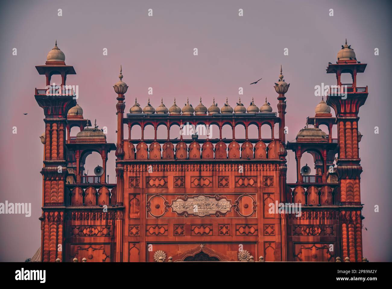Il nome completo della moschea, “Masjid Abul Zafar Muhy-ud-DIN Mohammad Alamgir Badshah Ghazi”, è inscritto con marmo ornato sopra la porta. Un grande Foto Stock