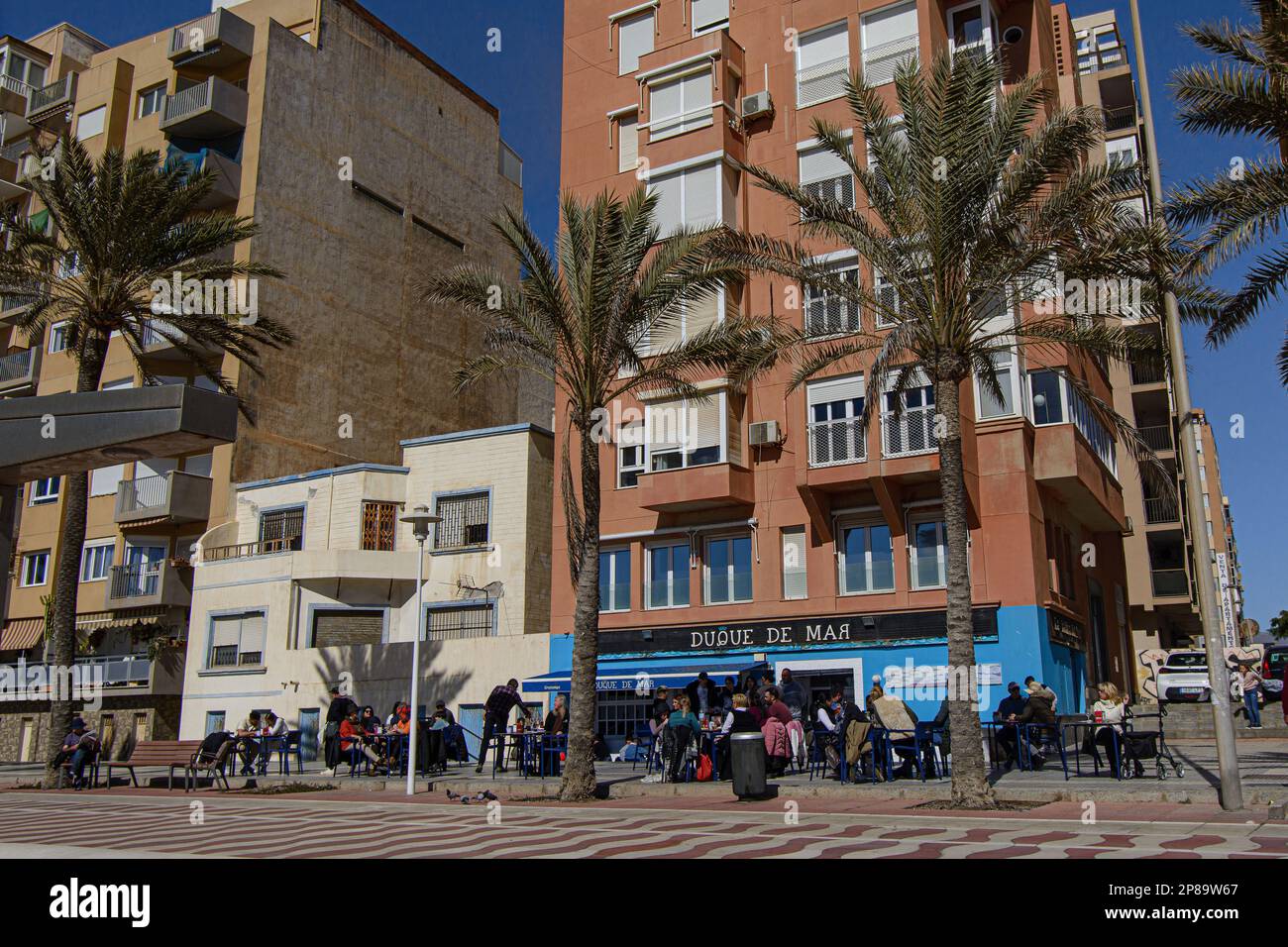 Bar Duque de Mar, Almería, Spagna. Un affollato bar/ristorante sul Paseo Maritimo Carmen de Burgos, il lungomare. Foto Stock