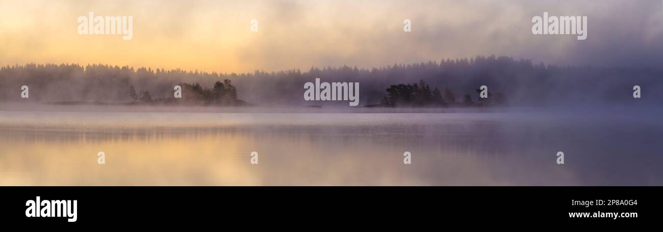 Misty Ottobre mattina a Vanemfjorden nel lago Vansjø, Østfold, Norvegia, Scandinavia. Foto Stock