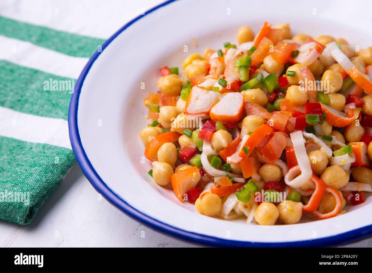 Insalata di ceci deliziosa e sana con surimi di granchio. Foto Stock