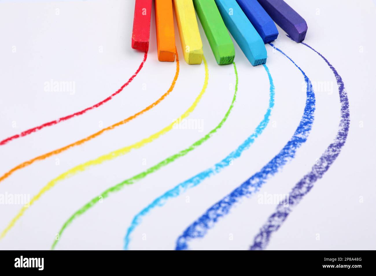 Colorati gessi color pastello e linee su sfondo bianco. Materiali di disegno Foto Stock