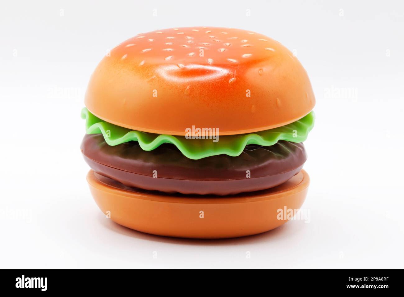 un hamburger giocattolo di plastica su sfondo bianco Foto Stock