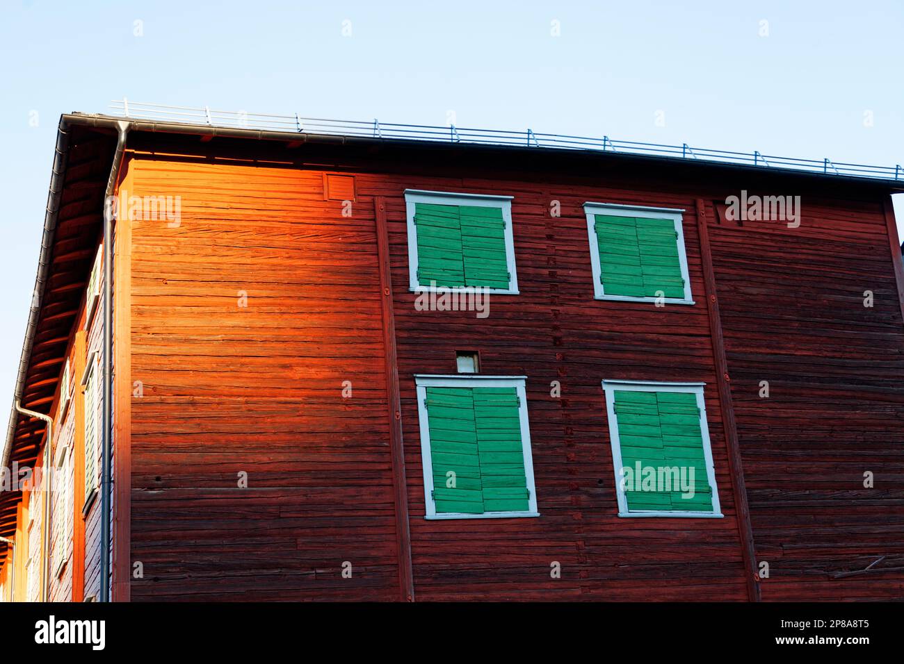 una casa in legno molto vecchia vicino al porto della città Foto Stock