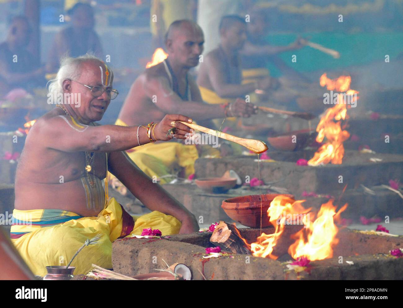 Hindu priests perform "Varuna Yagam" a prayer for rains in Hyderabad, India, Thursday, July 2, 2009. The monsoon rains, the main irrigation source for India's 235 million farmers, may be below normal this year, the government said on June 24. (AP Photo/Mahesh Kumar A.) Foto Stock
