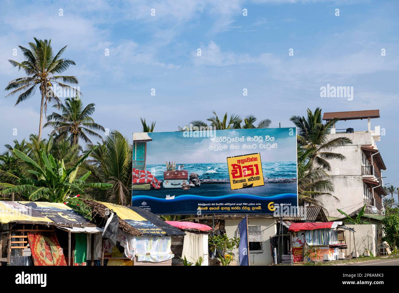 Sri Lanka, Provincia meridionale, Sud, Süd, Sud, Rue, Strasse, strada, publicité, panneaux publicitaires, Werbung, pubblicità, Werbetafel, pubblicità bo Foto Stock