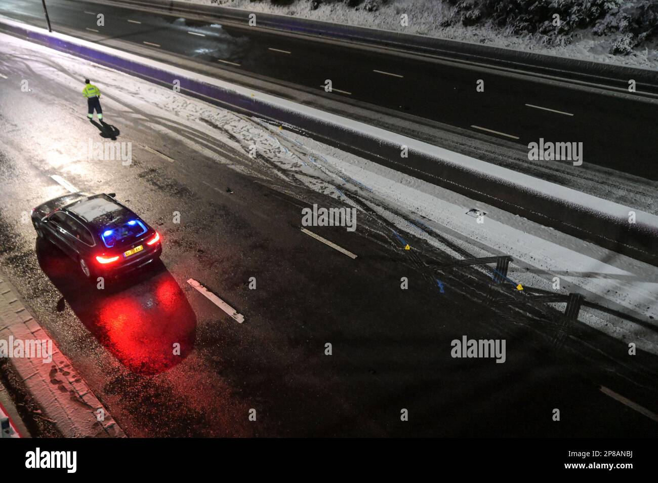 M5 Junction 4 Bromsgrove, 9 marzo 2023 - Un uomo ha ricevuto ferite che cambiano la vita dopo che un camion ha distrutto 2 veicoli sulla carreggiata nord dell'autostrada M5 tra gli svincoli 4 e 3, Bromsgrove e South West Birmingham poco dopo mezzanotte. La vittima dell'auto blu è stata portata all'ospedale dove oggi rimane Re. Credito: Interrompi stampa Media/Alamy Live News Foto Stock