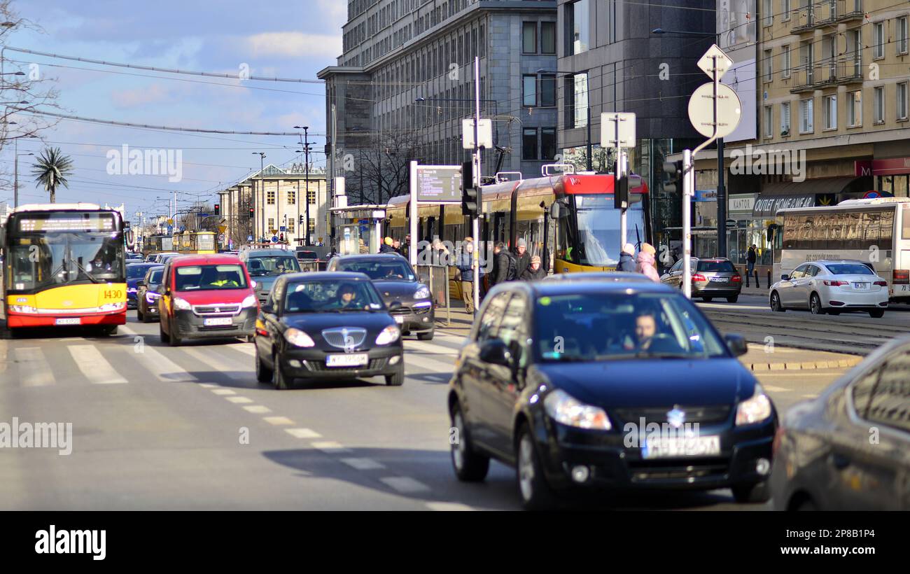 Varsavia, Polonia. 8 marzo 2023. Traffico in auto all'ora di punta nel centro della città. Inquinamento delle automobili, ingorgo del traffico tutto il giorno. Foto Stock