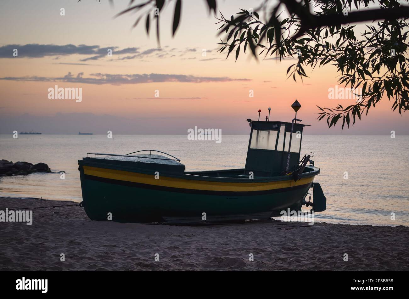 Splendida vista mattutina sul mare polacco di Gdynia. Nave su una spiaggia di sabbia al mattino. Foto Stock
