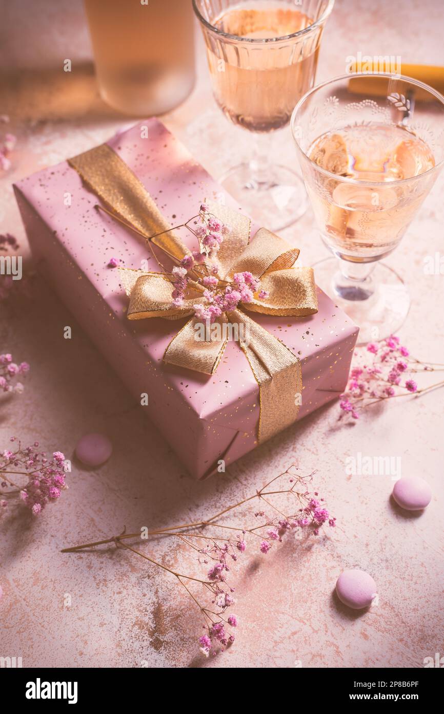 Vino frizzante alle rose, macaron francesi e scatola di cioccolatini per San Valentino, la giornata delle mamme o il compleanno Foto Stock