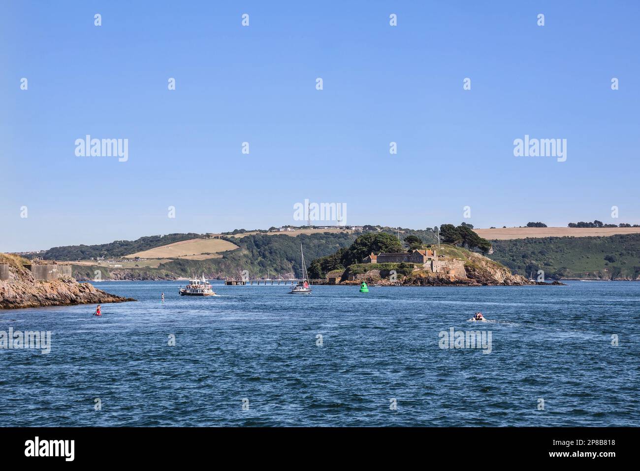 Drakes Island, a sud di Plymouth, in Plymouth Sound. Acquistato 2019 da Morgan Phillips. Vista da ovest con le alture di Staddon formanti Foto Stock