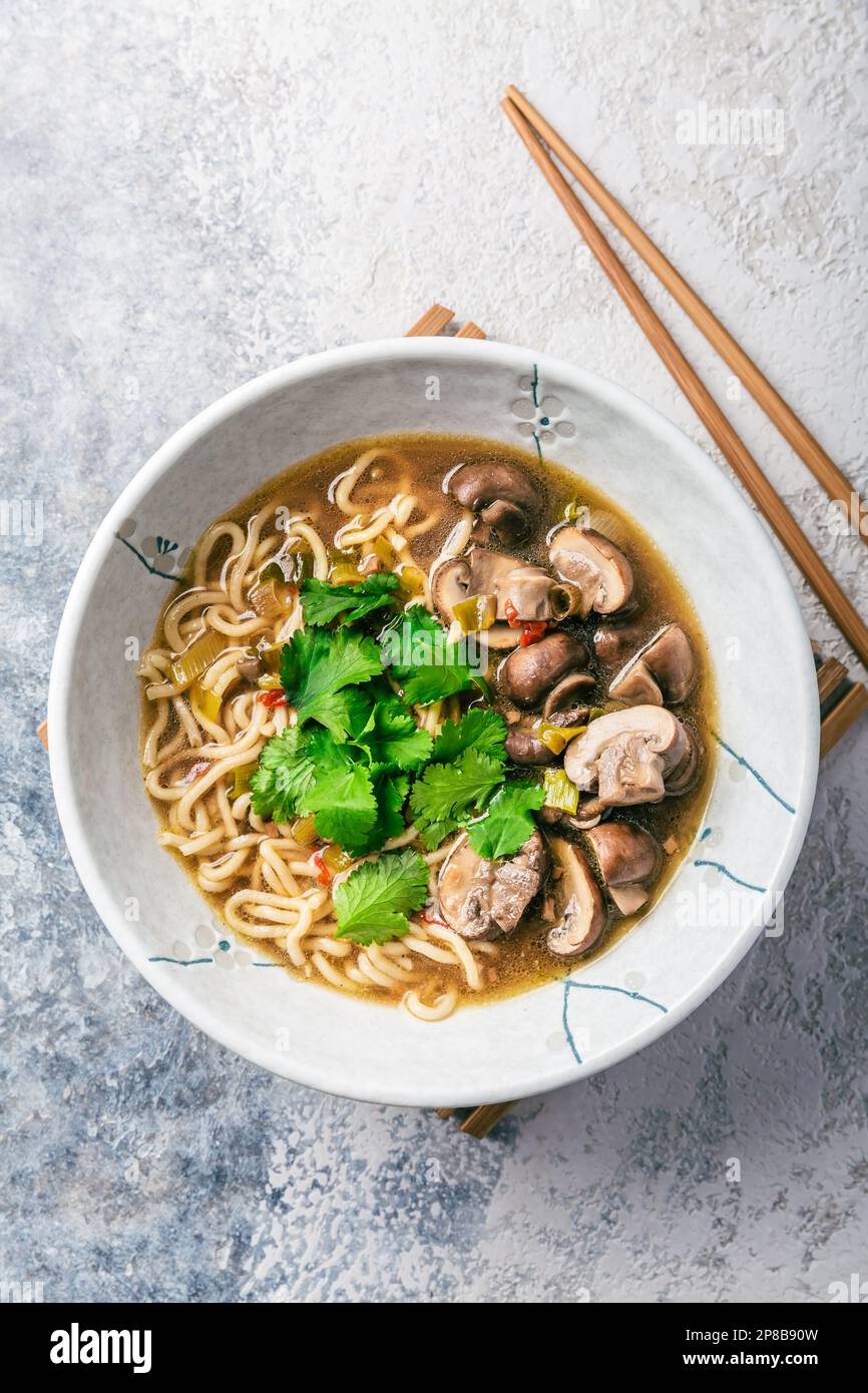 Zuppa di noodle di miso ramen vegan asiatica con funghi, cipolle e coriandolo Foto Stock