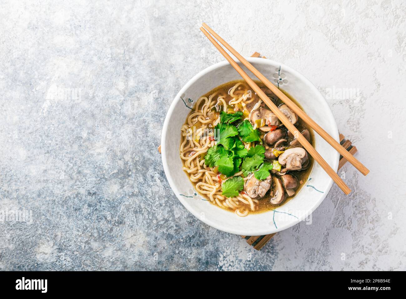 Zuppa di noodle di miso ramen vegan asiatica con funghi, cipolle e coriandolo Foto Stock