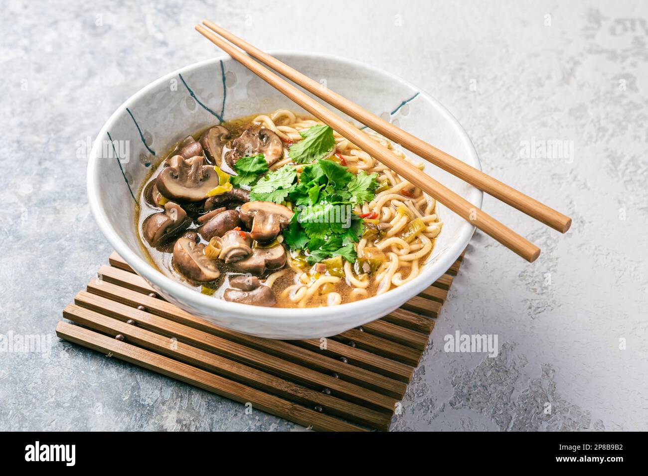 Zuppa di noodle di miso ramen vegan asiatica con funghi, cipolle e coriandolo Foto Stock