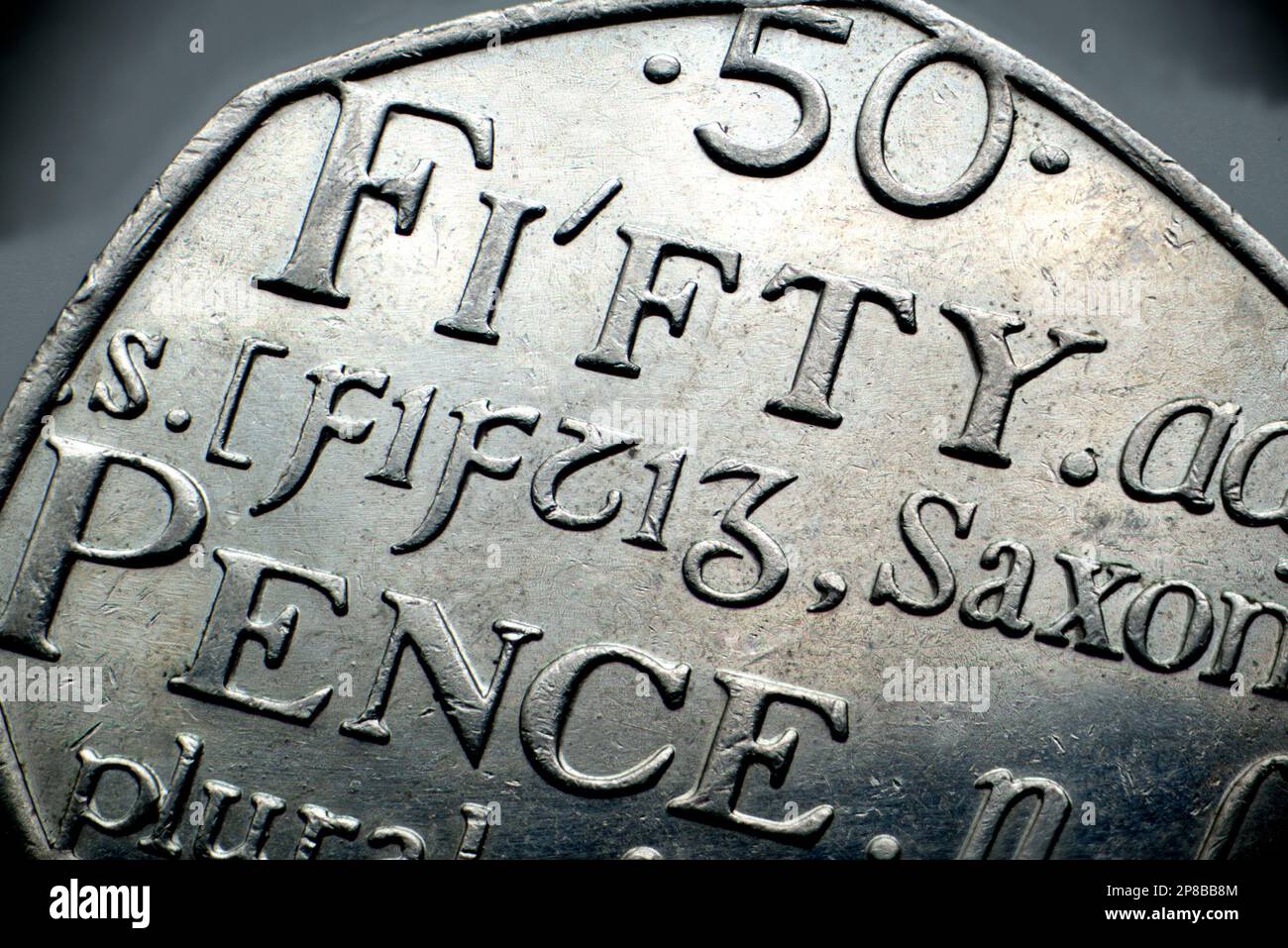 Moneta commemorativa britannica del 50p (2005) che commemora il 250th° anniversario della pubblicazione del Dizionario della lingua inglese di Samuel Johnson Foto Stock