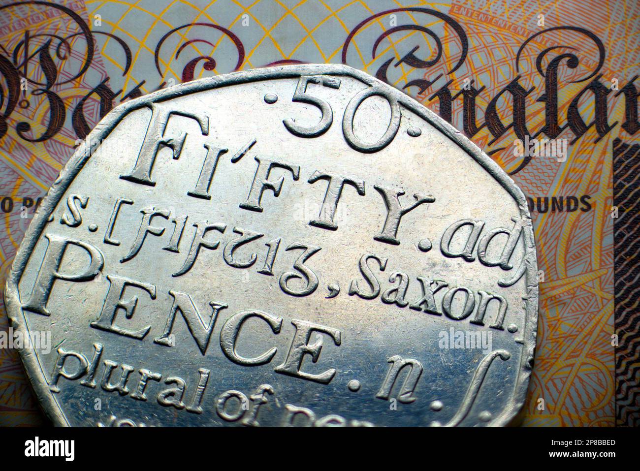 Moneta commemorativa britannica del 50p (2005) che commemora il 250th° anniversario della pubblicazione del Dizionario della lingua inglese di Samuel Johnson Foto Stock