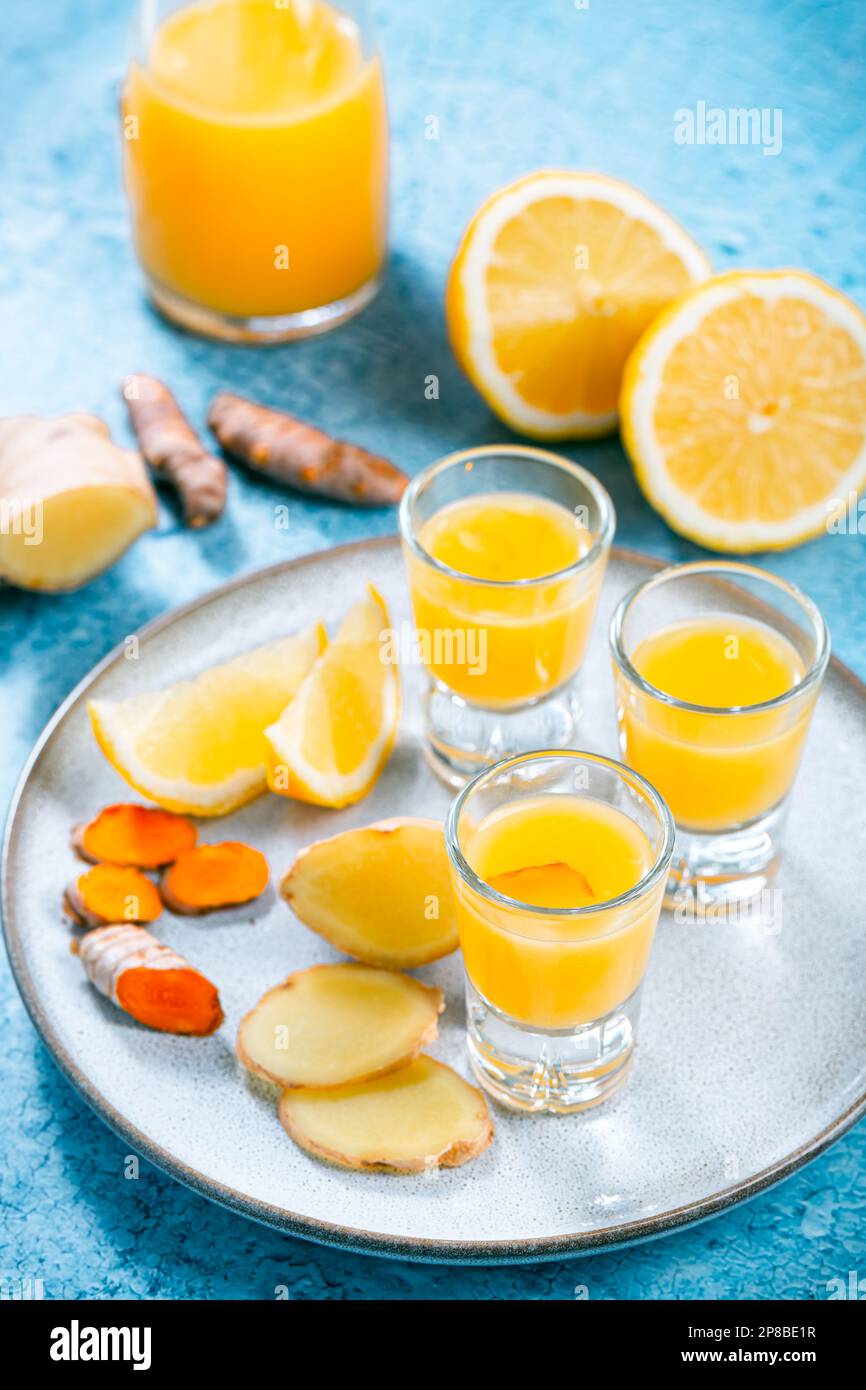 Potenziamento del sistema immunitario - in casa sana zenzero al limone Turmeric Shot con ingredienti Foto Stock