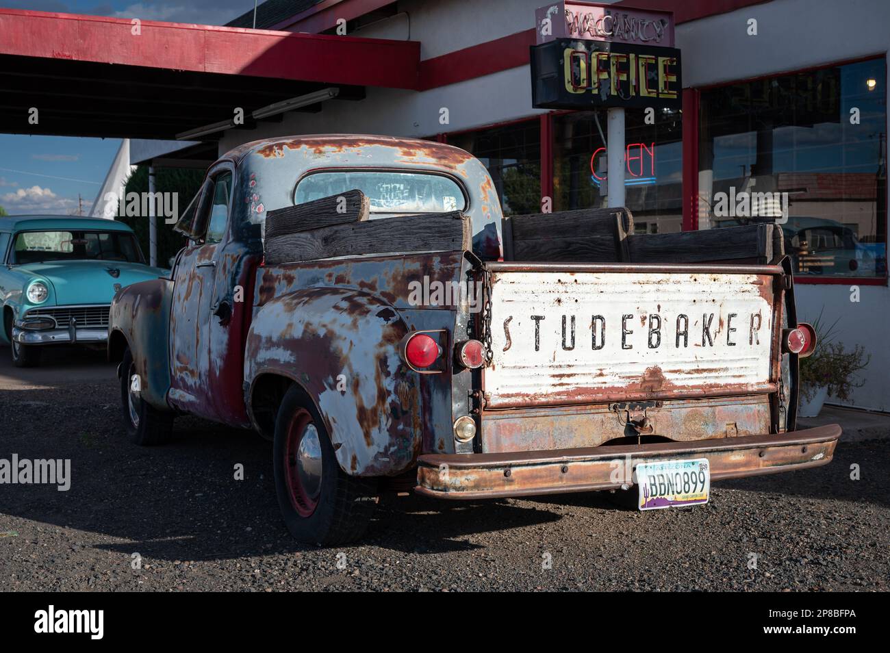 Un camioncino Studebaker 2R si trova nel parcheggio di un ristorante. Foto Stock