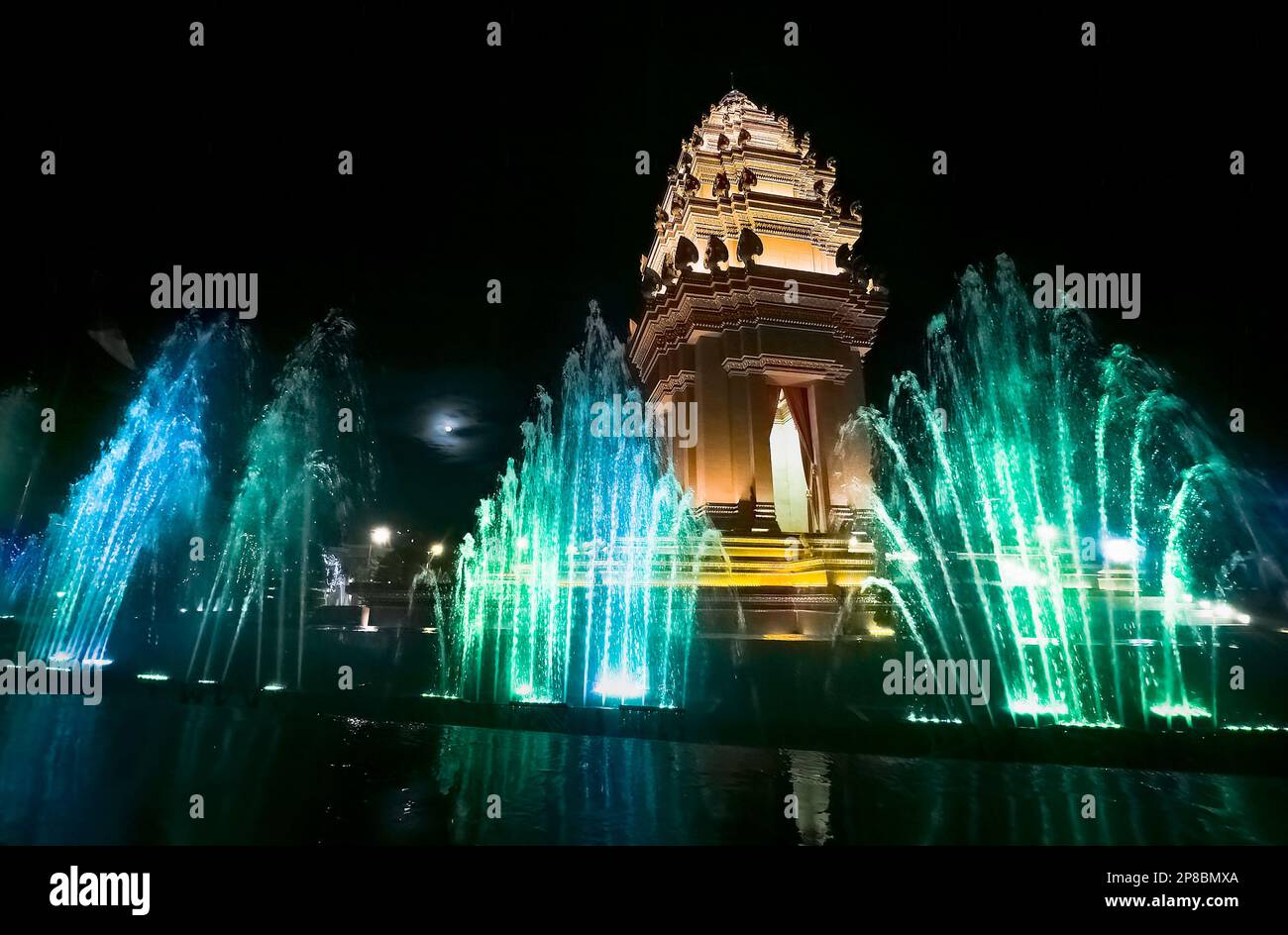 Il Monumento dell'Indipendenza nel centro di Phnom Penh, Cambogia visto di notte. Foto Stock