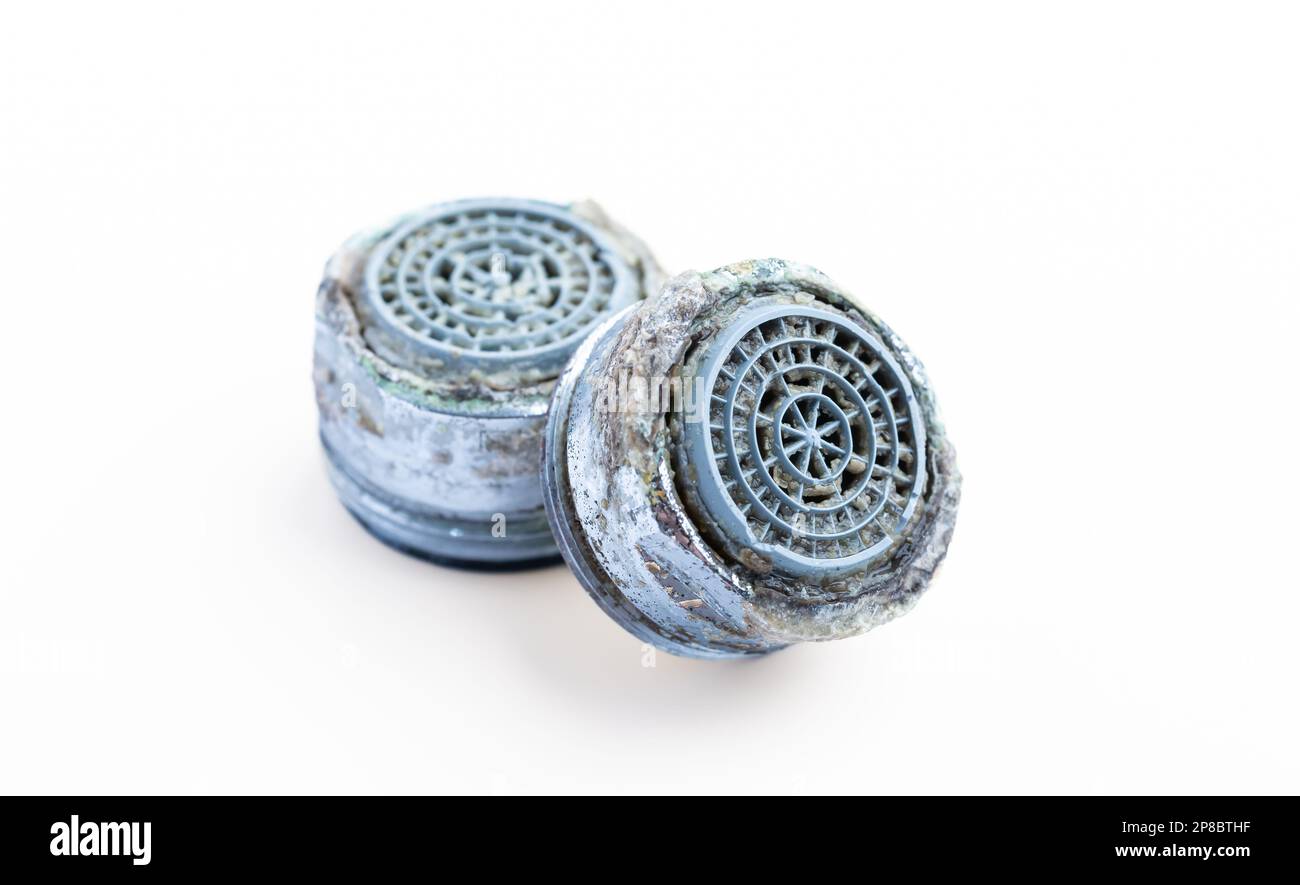 Aeratore rubinetti sporco con calcare, rubinetto acqua doccia calcificato con calcare in bagno, primo piano, isolato su bianco Foto Stock