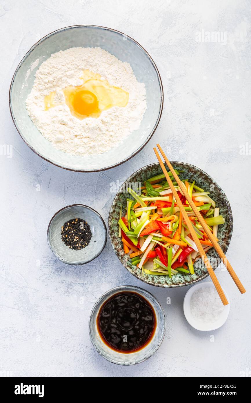 Ingredienti per pancake di verdure (Yachaejeon), pajeon o pancake coreano, pizza coreana - stile asiatico Foto Stock