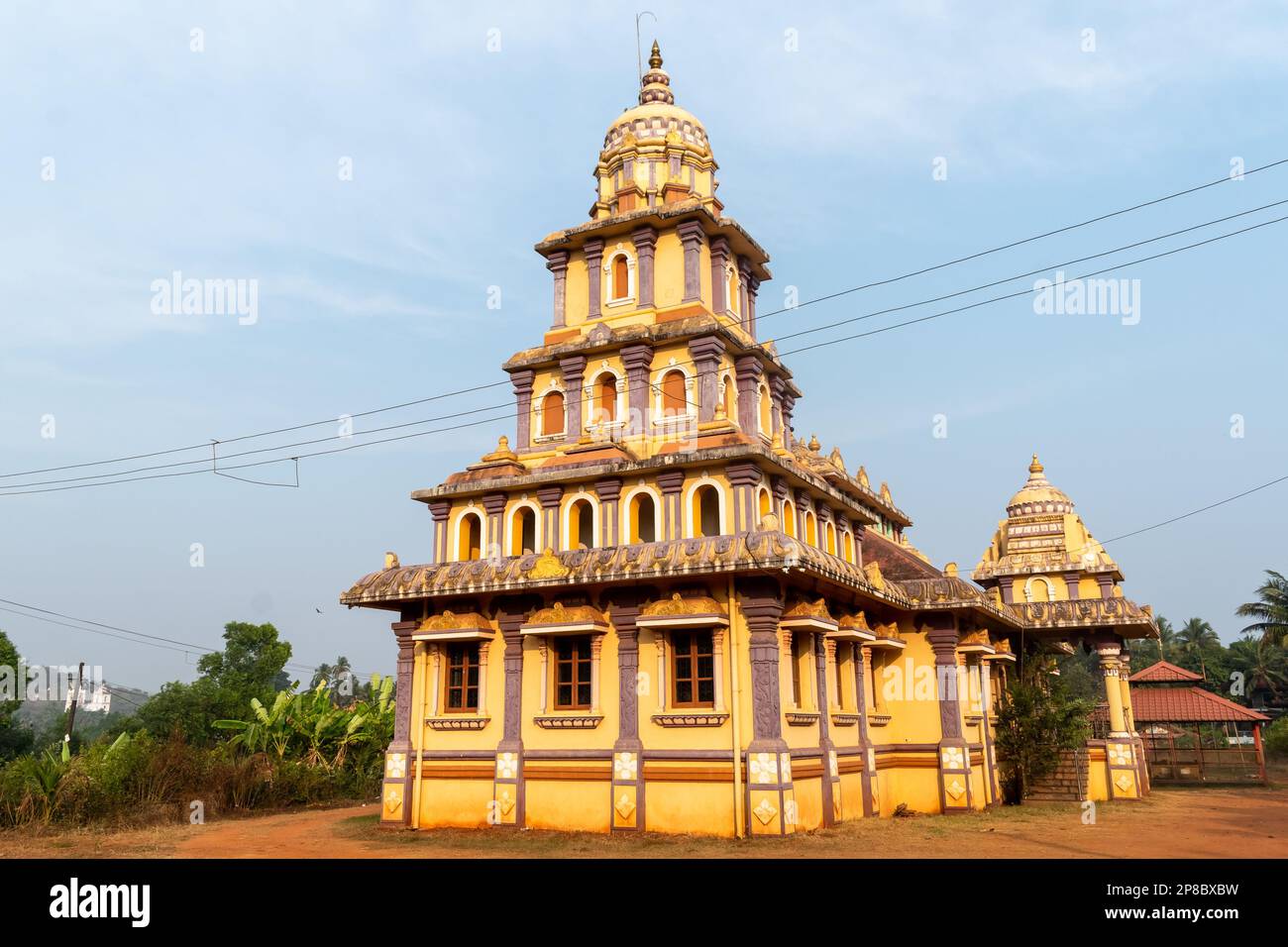 Candolim, Goa, India - Gennaio 2023: Un antico tempio indù in stile Goa con alta guglia vicino a Sinquerim a Goa. Foto Stock