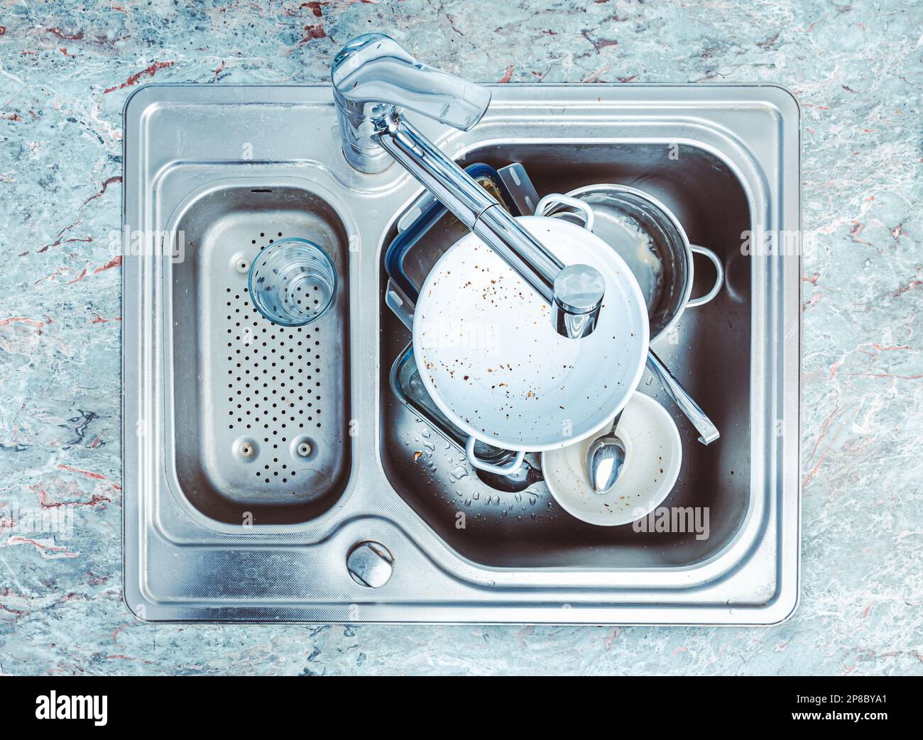 Lavastoviglie - pila di piatti sporchi nel lavello della cucina Foto Stock
